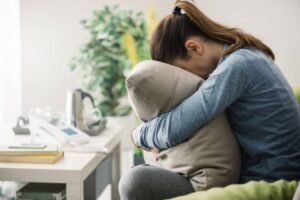 Tips Menghadapi Fase Quarter Life Crisis Bagi Lulusan Baru
