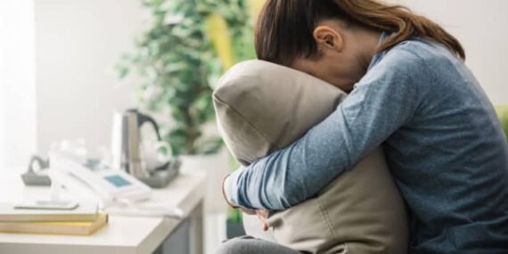 Tips Menghadapi Fase Quarter Life Crisis Bagi Lulusan Baru
